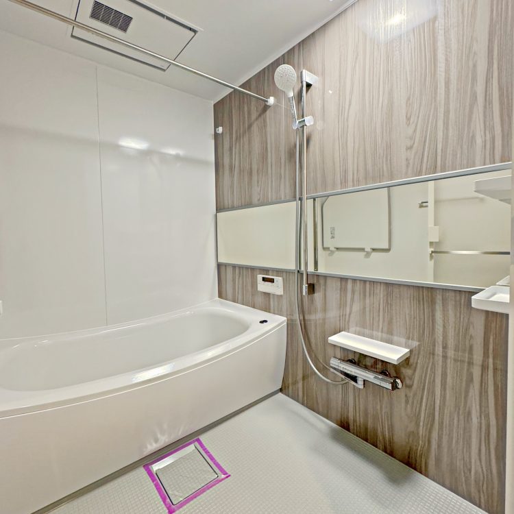 TOTO リモデルバスルーム 木目柄　浴室施工例